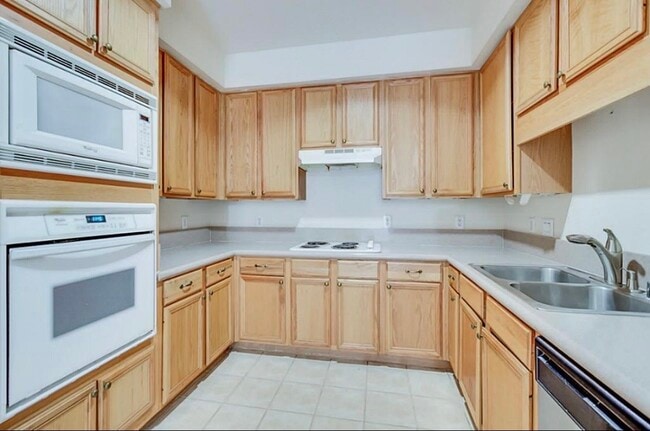 Building Photo - 12565 Piping Rock Dr