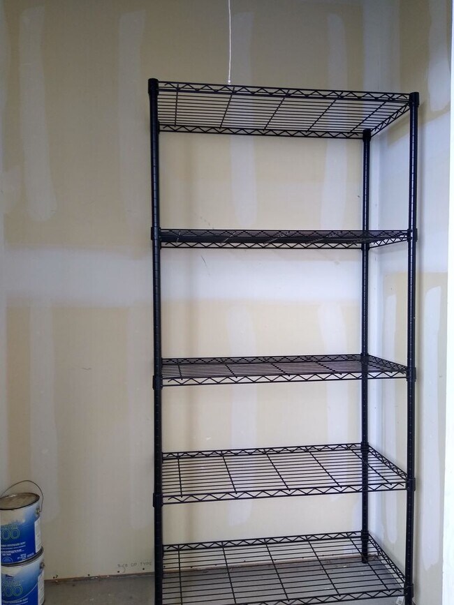 Building Photo - Super Fly 1 Bedroom with Large Study, 1 1/2 Bathrooms, Balcony, Reserved Parking AVAILABLE NOW