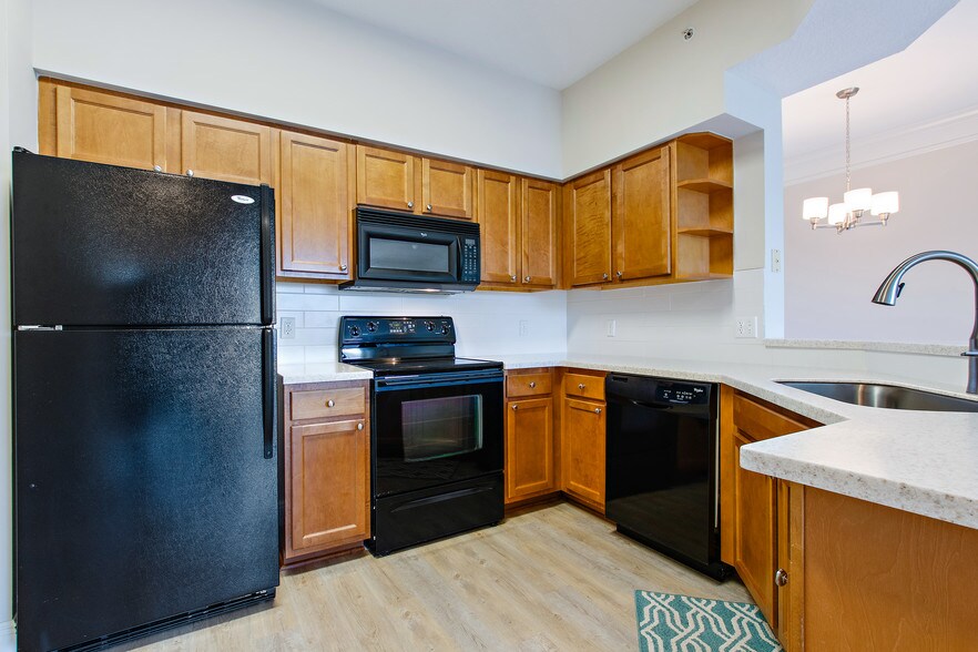 Building Photo - 9210 Myrtlewood Cir W