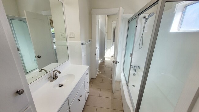 Building Photo - 2 Bed 1 Bath House in Historical Uptown Whittier Available Now!