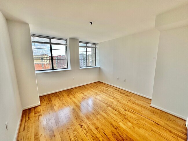 Building Photo - Fantastic 1 Bedroom with Den/Office/Additi...