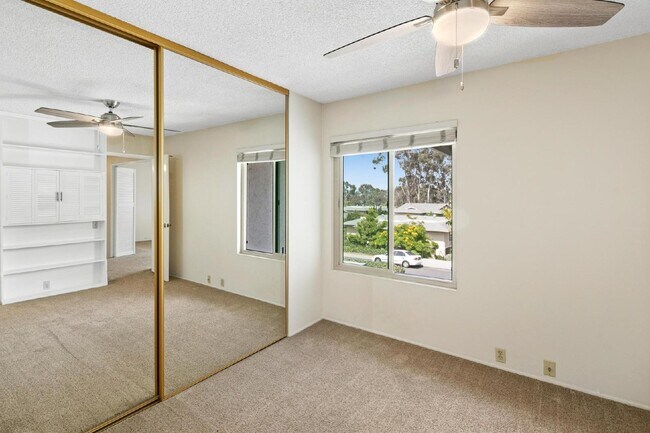 Building Photo - Stunning townhouse in La Jolla / North UTC area