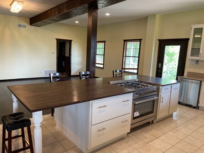 Building Photo - 15500 University Dr