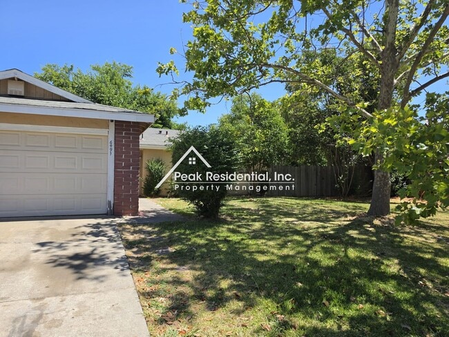 Building Photo - Cute 2bd/1ba Sacramento Duplex With 1-Car Garage