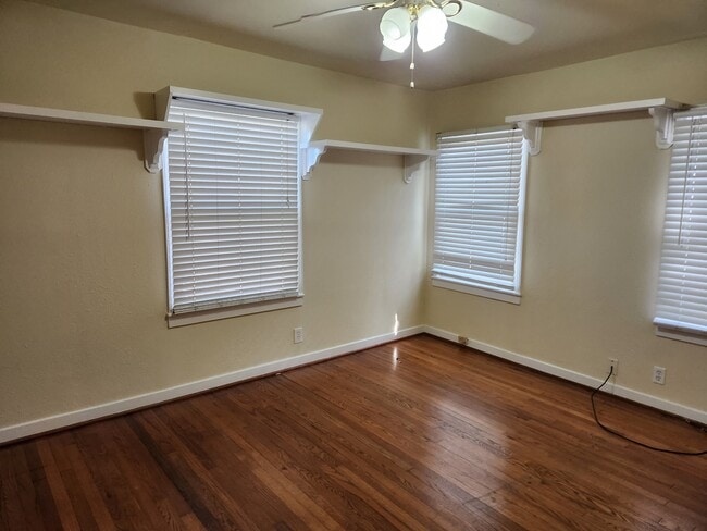 Building Photo - 3221 Lawnview St