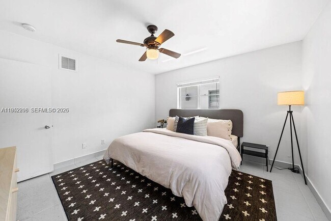 Building Photo - 1050 7th St