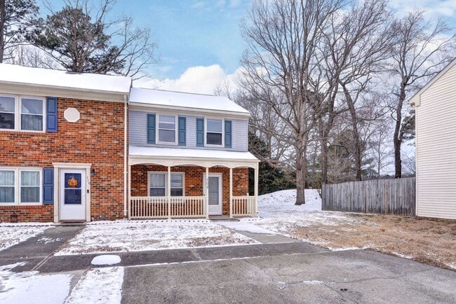 Building Photo - Lovely 2-Bedroom, 1.5-Bath End Unit Townho...