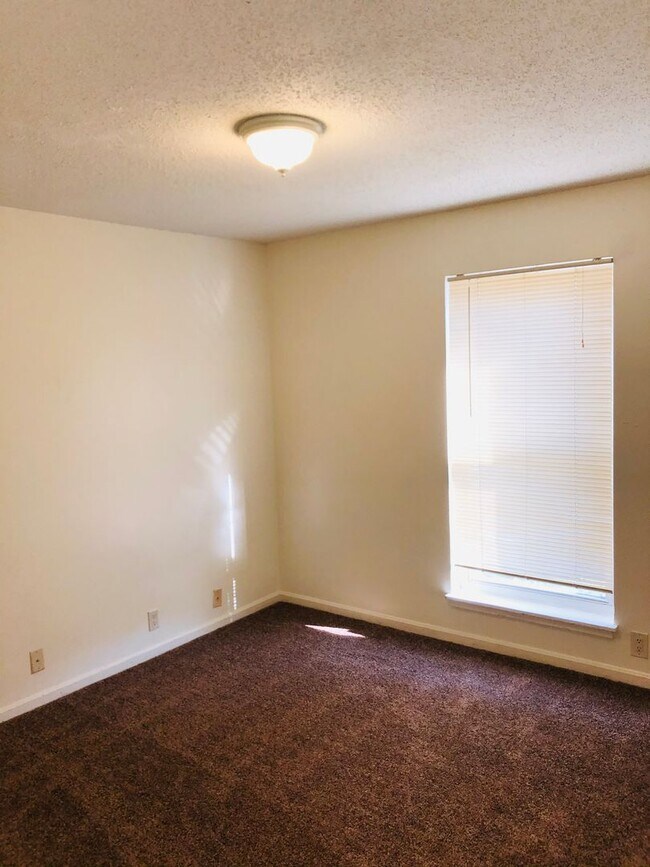 Building Photo - Spacious Apartment!