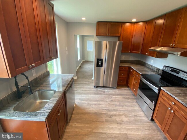 Building Photo - 2605 Maple Ave