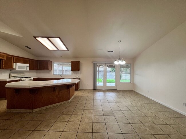Building Photo - Beautiful West Side Madera Home