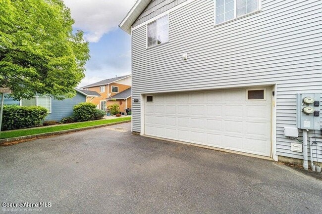 Building Photo - Beautiful Updated 3 Bedroom Condo with A/C, Garage & Fireplace in Forsythia Place!