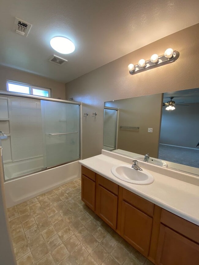 Building Photo - Spacious Two Story Home in SW Visalia comi...