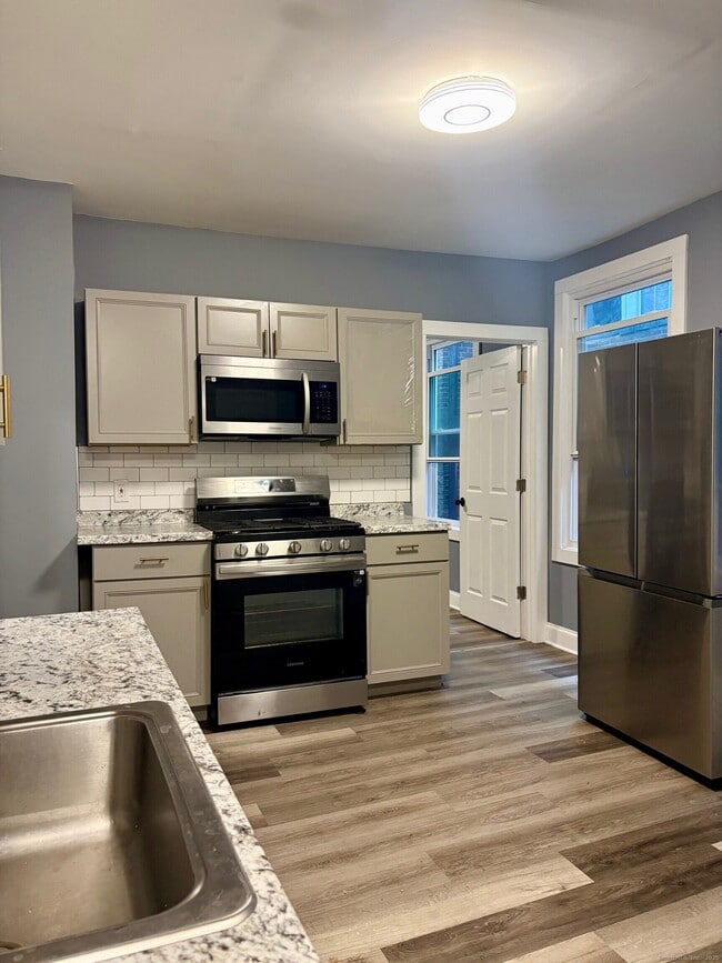 Building Photo - 8 Read St