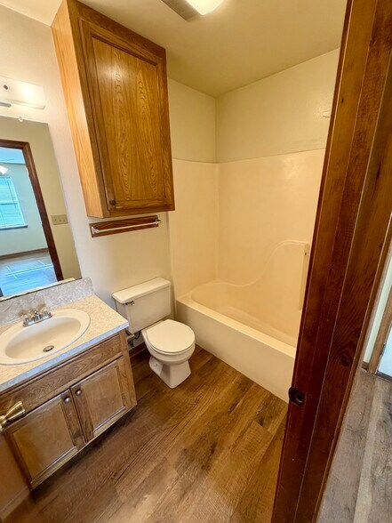 Master full bathroom - 29604 Burns Ln