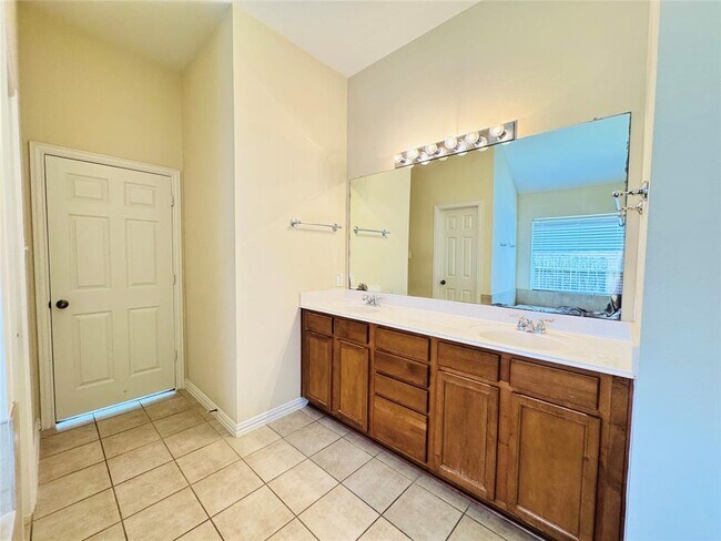 Building Photo - 23247 Dewflower Dr