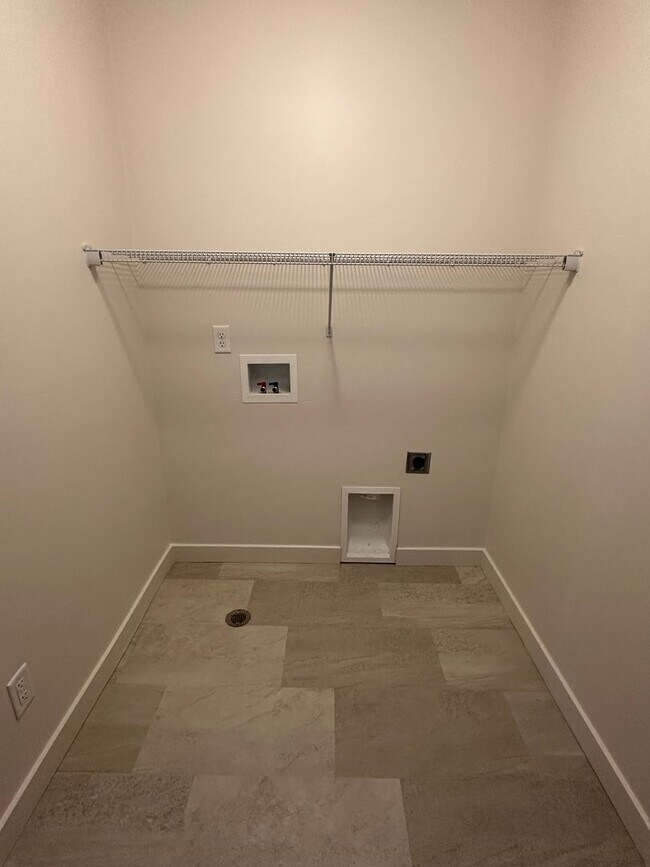 Building Photo - Gorgeous Townhome!!!