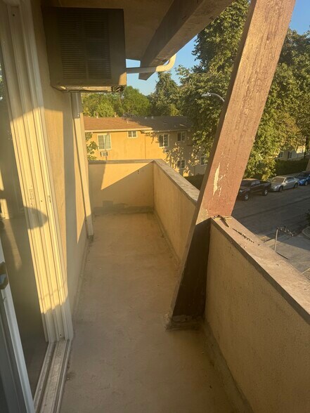 Balcony - 227 Justin Ave
