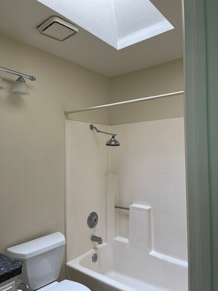 Building Photo - 209 N Singingwood St