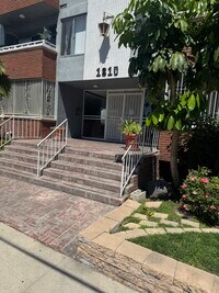 Building Photo - 1810 N Bronson Ave