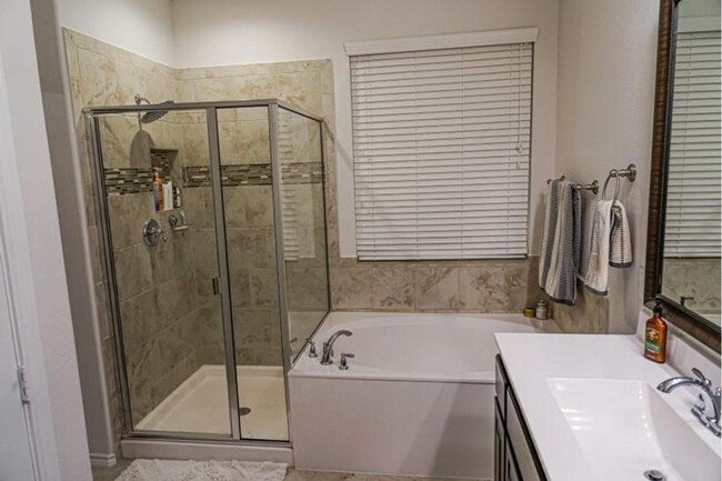 Master Bath - 1412 Canary Ln