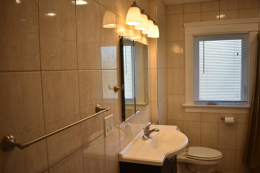 Building Photo - 917 Grand Ave