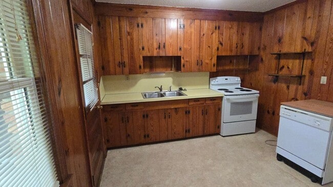 Building Photo - Forest Acres-Duplex