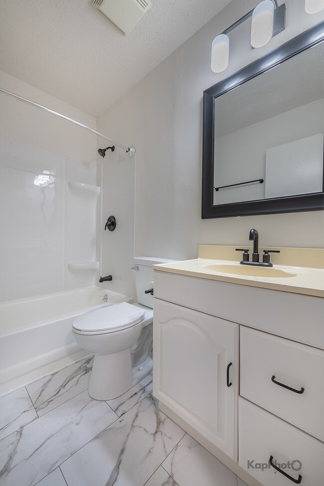 Building Photo - 8170 Northway Dr