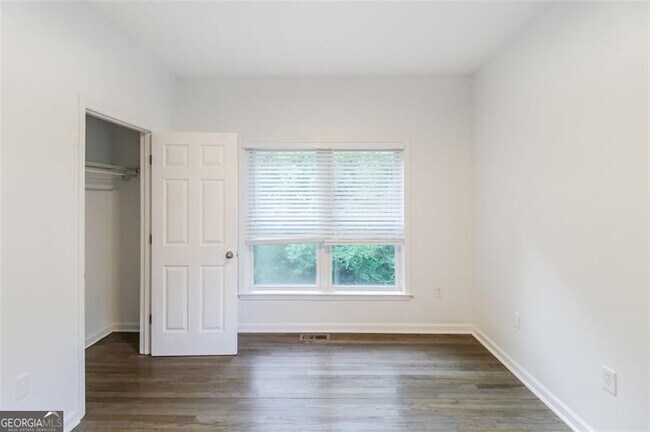 Building Photo - 1070 4th St NW