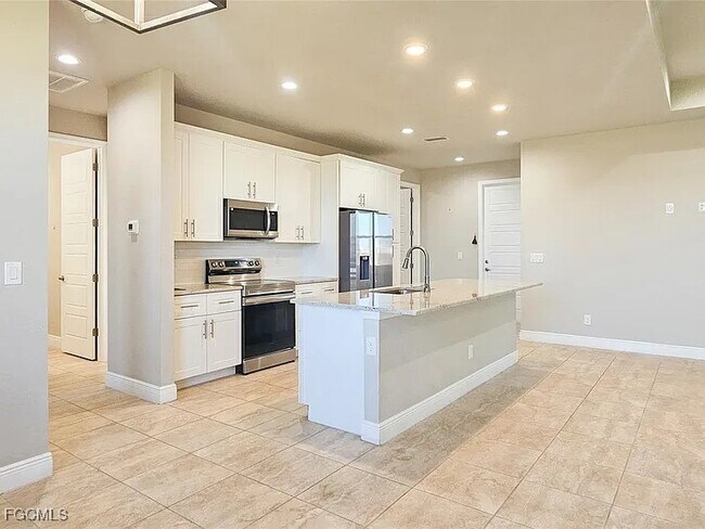 Building Photo - 578 David Cir