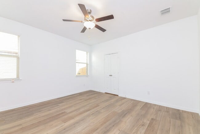 Building Photo - 1110 Daffodil St