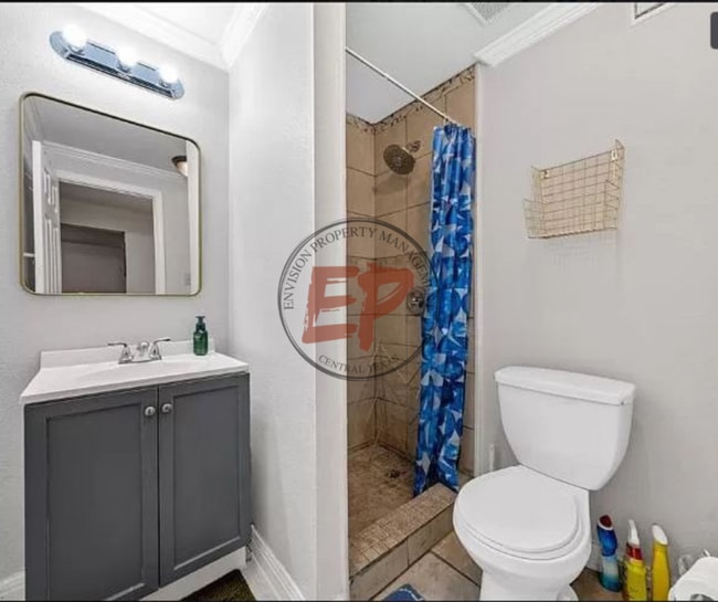 Building Photo - 213 N Oak Dr