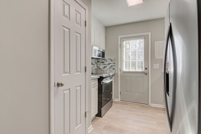 Building Photo - Newly Remodeled 1 Bedroom Condo in Prime Location! No Pets