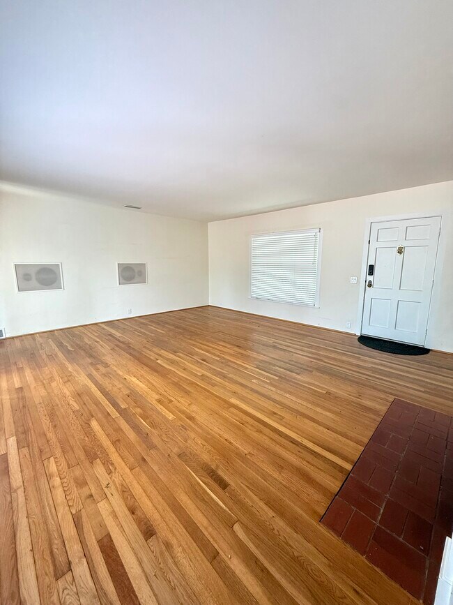 Building Photo - 810 Martin St