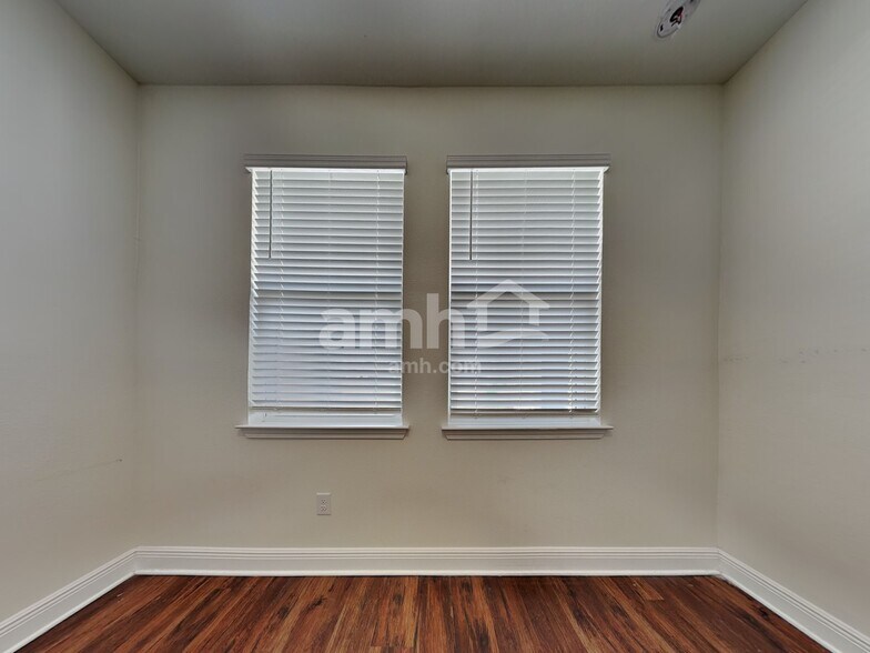 Building Photo - 27592 St Andrews Ave