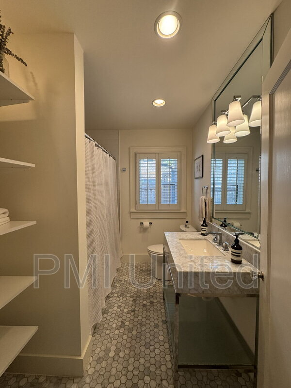 Building Photo - 4057 W 7th St