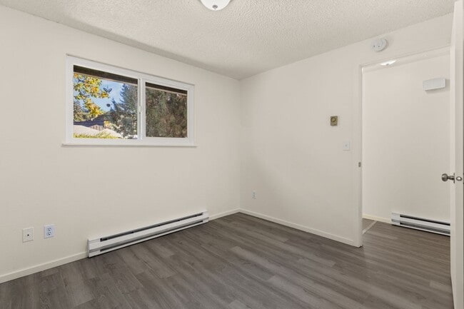 Building Photo - 2 bedroom, 1 bath near Mt. Tabor in SE Por...