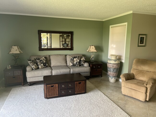 Building Photo - 3215 S Lakeview Cir