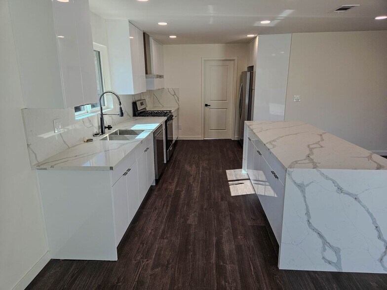 Building Photo - 12948 Lull St