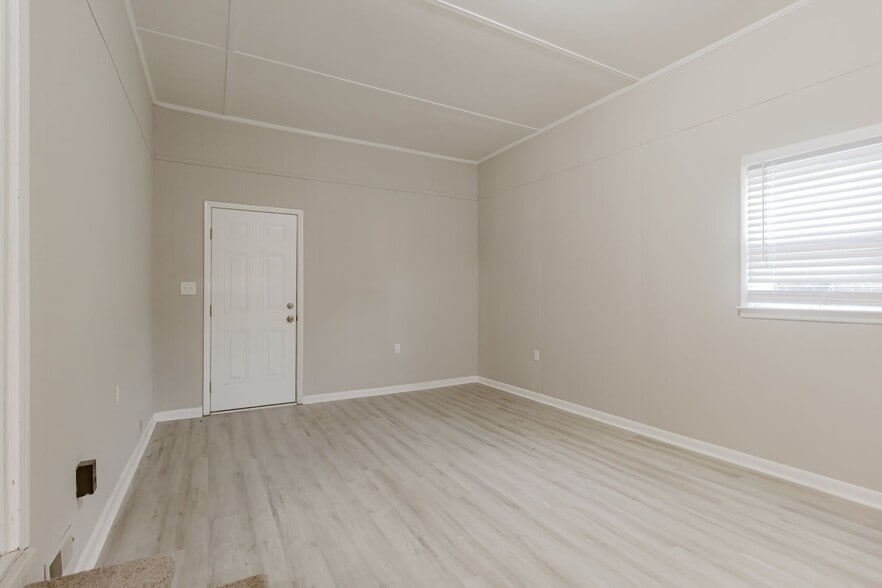 Building Photo - 609 Marguerite Dr NW