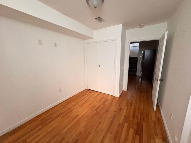 Building Photo - 39 Newkirk St