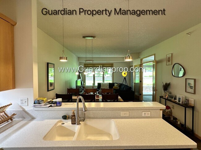 Building Photo - St Louis Park Condo, Ground Level Walk Out...