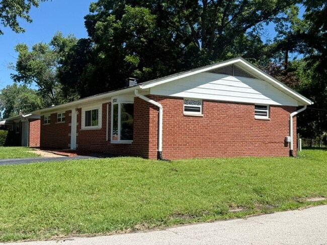 Building Photo - 2021 Delores St