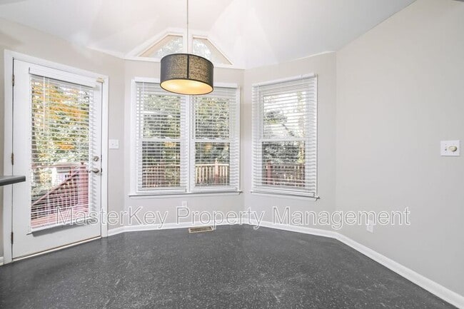 Building Photo - 916 Tanglewood Dr