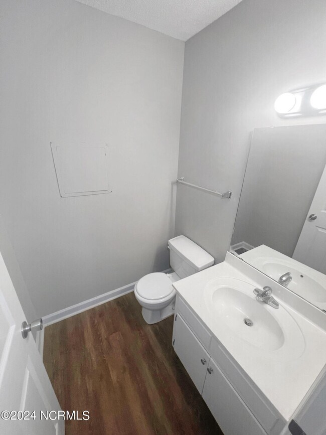 Building Photo - 6629 Cottonwood Dr