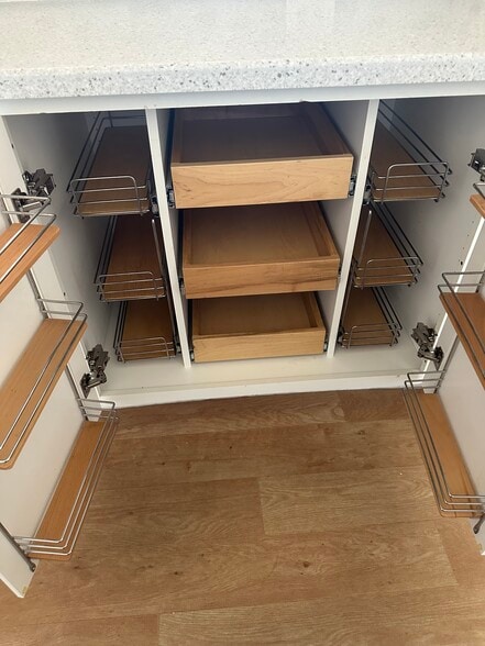 kitchen cabinet - 425 S Parkcrest