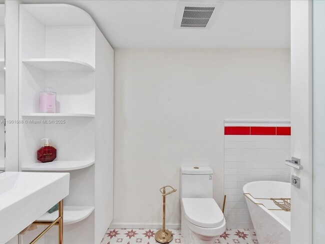 Building Photo - 8877 Collins Ave