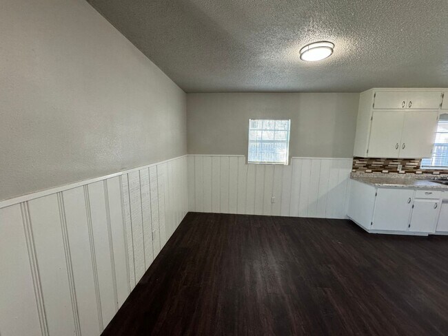 Building Photo - Beautiful Spacious Home Located in Frenshi...