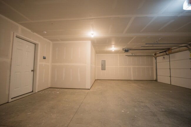 Building Photo - Quiet, clean and peaceful! Welcome home!