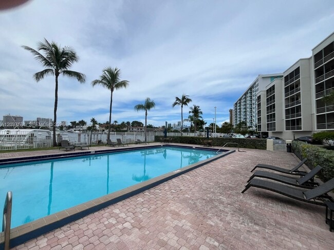 Building Photo - 2821 N Miami Beach Blvd