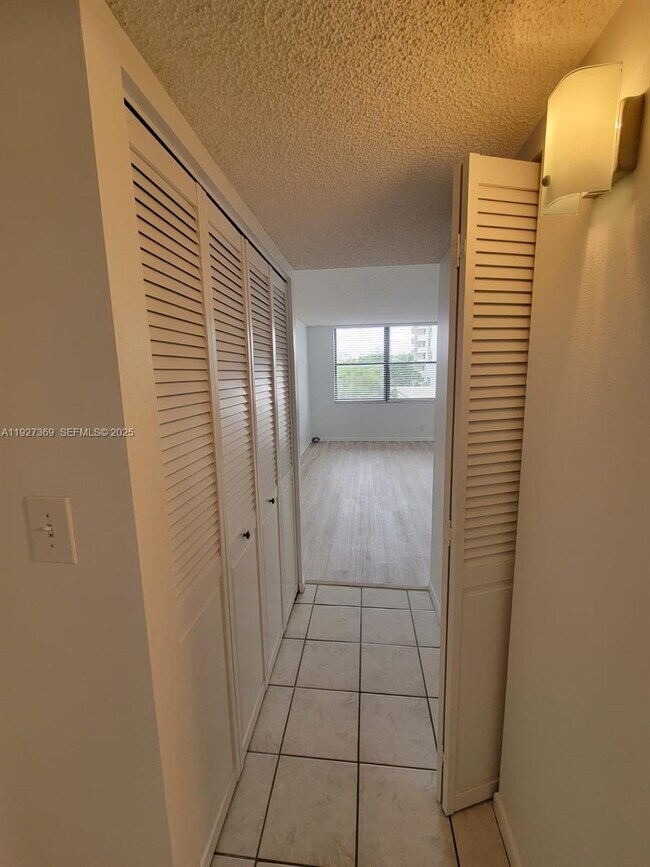 Building Photo - 18151 NE 31st Ct